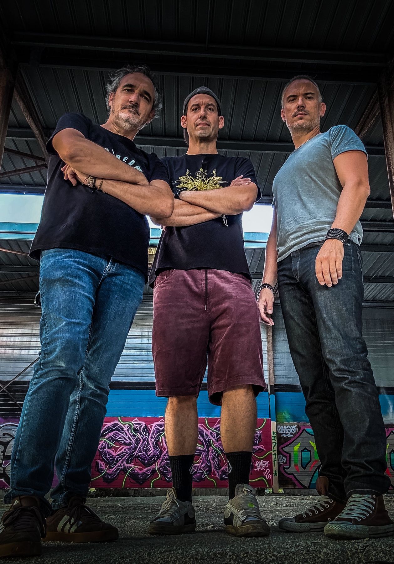 Portrait du groupe DMK sous un hangar